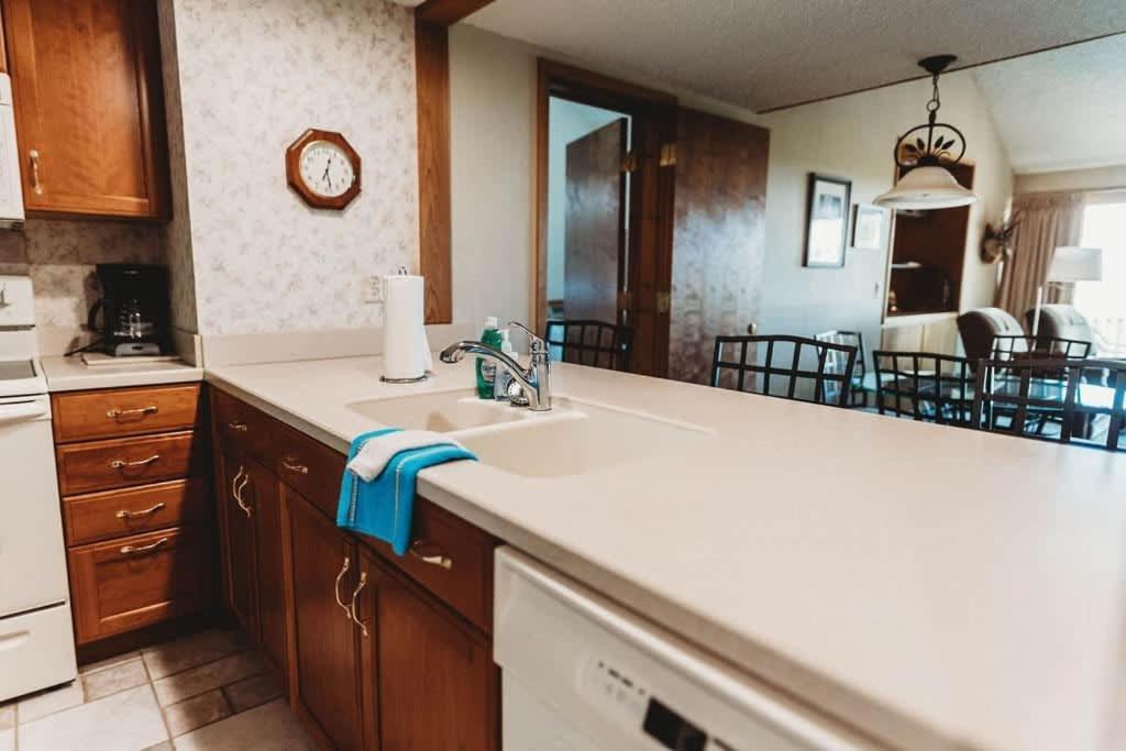 Top Floor Luxury, Sauna, Private Pool, Lake Bellaire Beach, 5 Beds, 4 Full Bath Bagian luar foto