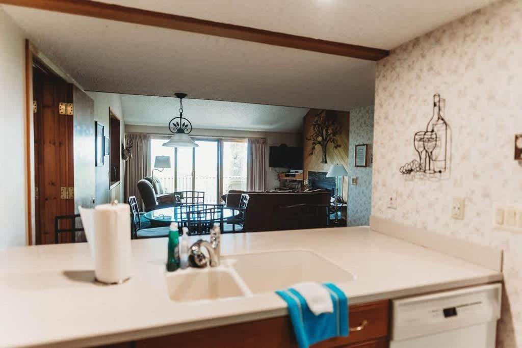 Top Floor Luxury, Sauna, Private Pool, Lake Bellaire Beach, 5 Beds, 4 Full Bath Bagian luar foto