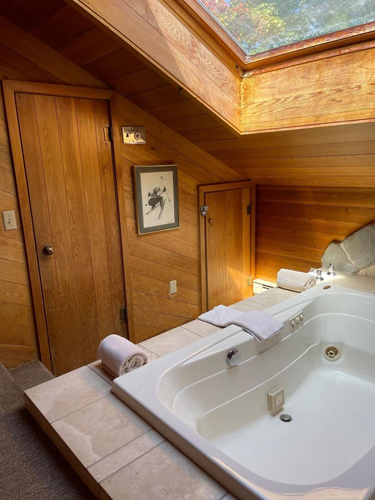Top Floor Luxury, Sauna, Private Pool, Lake Bellaire Beach, 5 Beds, 4 Full Bath Bagian luar foto