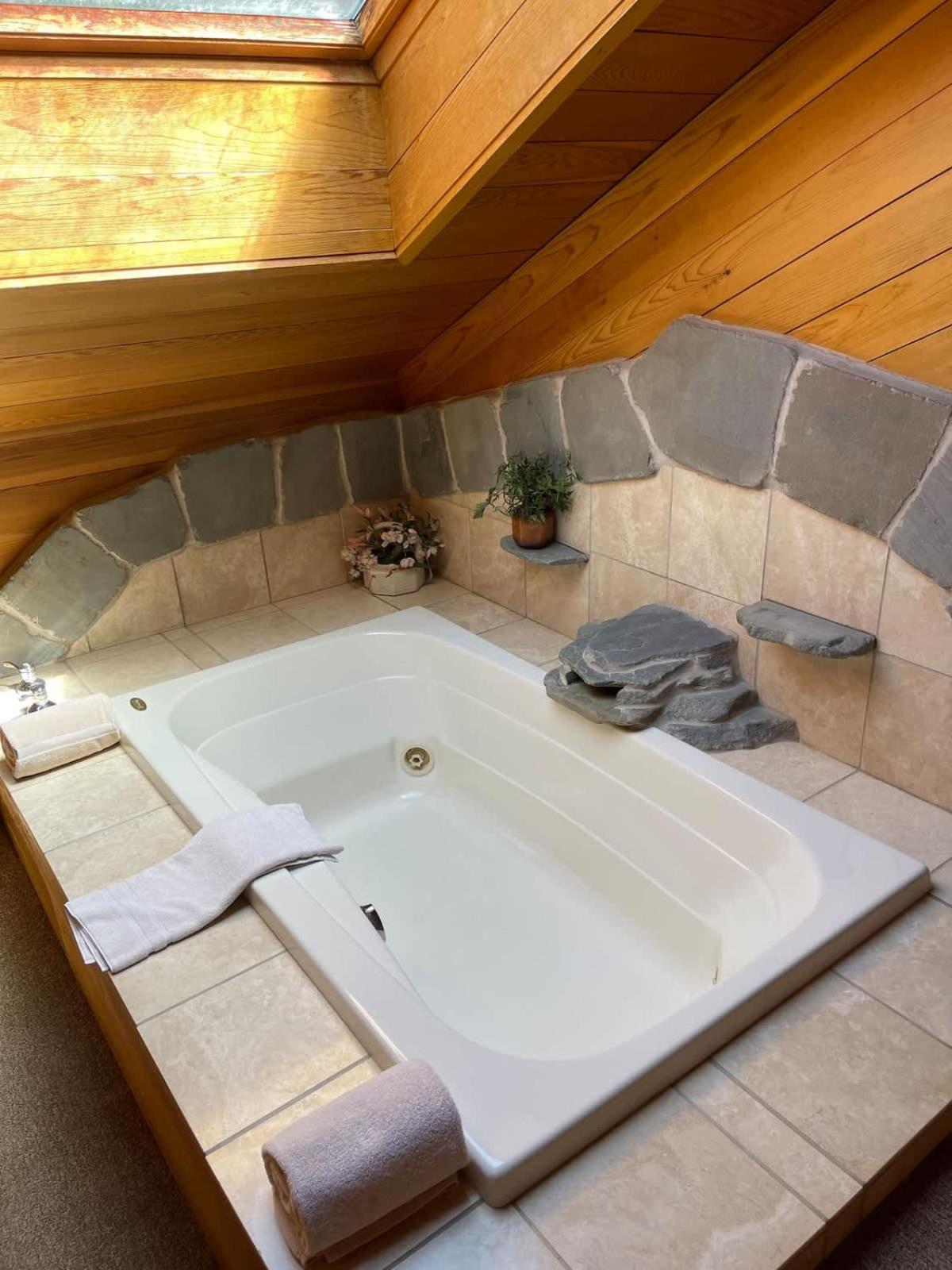 Top Floor Luxury, Sauna, Private Pool, Lake Bellaire Beach, 5 Beds, 4 Full Bath Bagian luar foto
