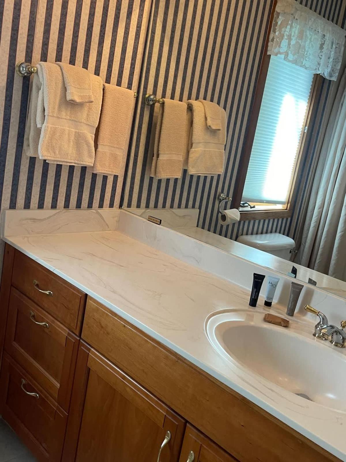 Top Floor Luxury, Sauna, Private Pool, Lake Bellaire Beach, 5 Beds, 4 Full Bath Bagian luar foto